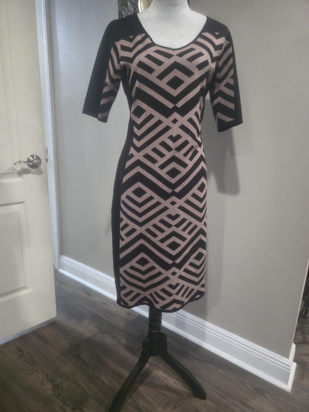 Sleek Geometric Midi Dress in Blush and Black
